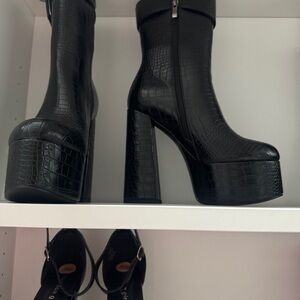 Elegant Black Croc-Embossed Ankle Boots